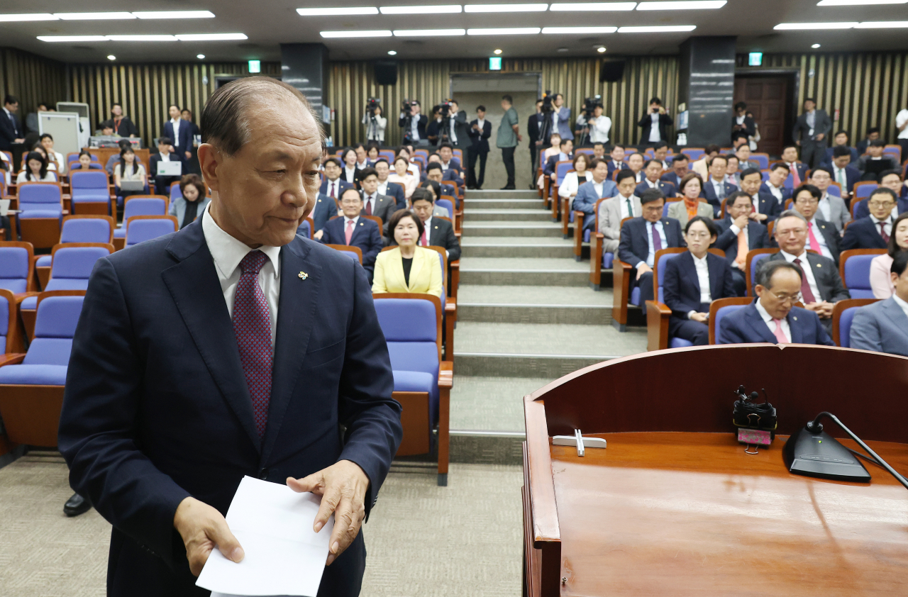 황우여 국민의힘 비상대책위원장이 5일 오후 국회에서 본회의 참석 여부를 결정하는 의원총회에 참석해 발언을 하기 위해 단상으로 향하고 있다. [연합]