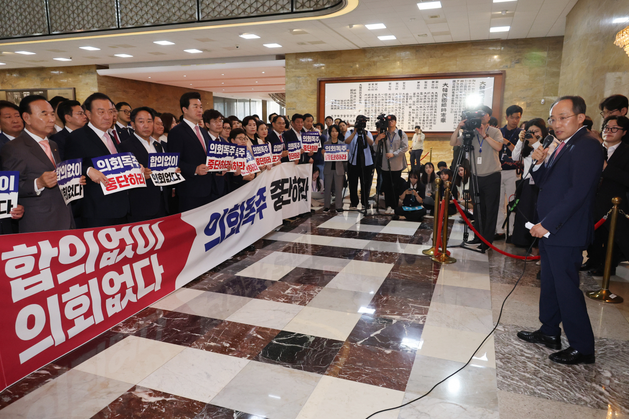국민의힘 의원들이 5일 오후 국회 본회의장 앞에서 야당의 일방적인 국회의장단 선출을 규탄하고 있다. [연합]