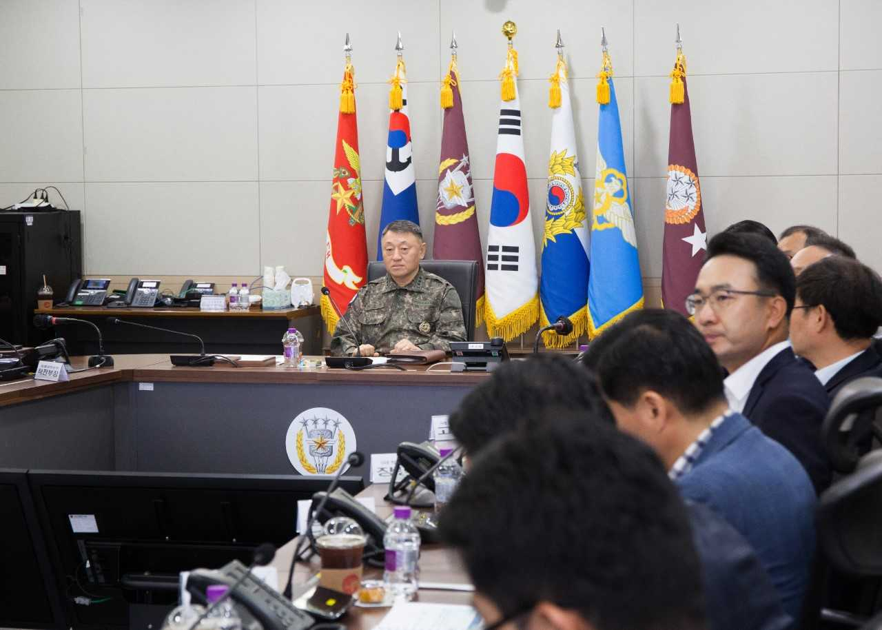 통합방위본부(합동참모본부)는 5일 통합방위본부 부본부장을 맡고 있는 이승오(중장) 합참 작전본부장 주관 하에 행안부 등 유관기관 관계관 40여 명이 참석한 가운데 최근 북한의 대남 오물풍선 부양과 GPS 교란 상황 관련 대국민 안전보장 대책 논의를 위한 통합방위 유관기관 대책회의를 실시했다. [합참 제공]