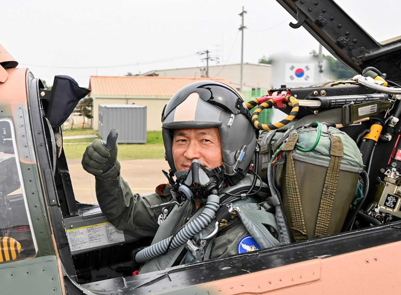 이영수 공군참모총장은 5일 수원기지를 찾아 대비태세를 점검하고 F-4E에 탑승해 지휘비행을 했다. 이 총장이 지휘비행에 앞서 F-4E 팬텀 전투기에 탑승한 모습. [공군 제공]