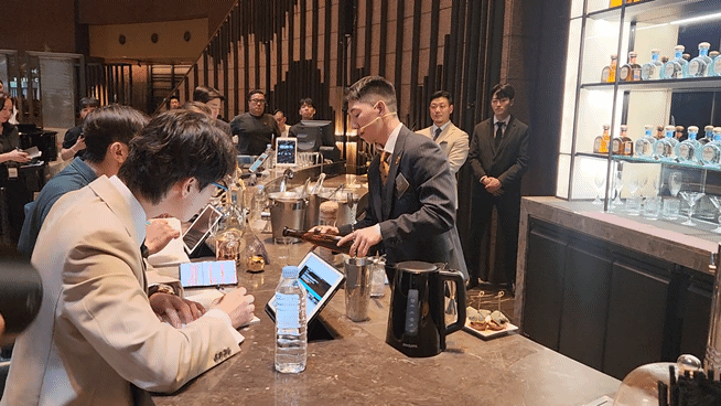 5일 강남구 그랜드 인터컨티넨탈 서울 파르나스에서 열린 ‘월드클래스 코리아 2024’ 파이널 대회에 참가한 바텐더 홍기백씨가 칵테일을 만들고 있다. 정석준 기자