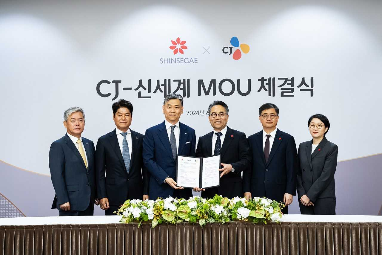 신영수(왼쪽부터) CJ대한통운 대표, 허민회 CJ CGV 대표, 김홍기 CJ주식회사 대표, 임영록 신세계그룹 경영전략실장, 한채양 이마트 대표, 위수연 신세계프라퍼티 컨텐츠본부장이 5일 ‘사업제휴 합의서 체결식’에서 기념사진을 촬영하고 있다. [신세계그룹 제공]