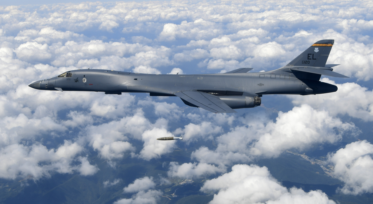 한국과 미국은 5일 미 B-1B 전략폭격기가 한반도에 전개한 가운데 한미 연합공중훈련을 실시했다. 특히 B-1B는 2017년 이후 미 전략폭격기로서는 7년여 만에 한국 공군 F-15K 호위 아래 합동직격탄(JDAM)을 투하하며 정밀폭격능력을 과시했다. 2017년 9월 북한의 6차 핵실험에 대응해 한반도에 전개된 미 전략폭격기 B-1B가 MK-84 폭탄을 투하하는 모습. [헤럴드DB]