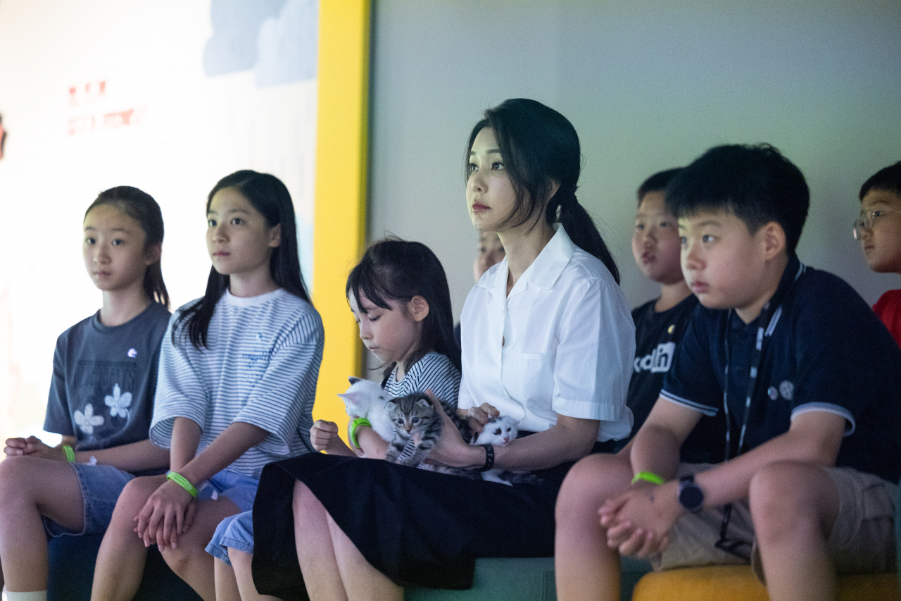 김건희 여사가 5일 서울 용산어린이정원에서 열린 '어린이 환경·생태 교육관' 개관식에서 어린이들과 환경 위기와 회복에 대한 영상을 시청하고 있다. [대통령실]