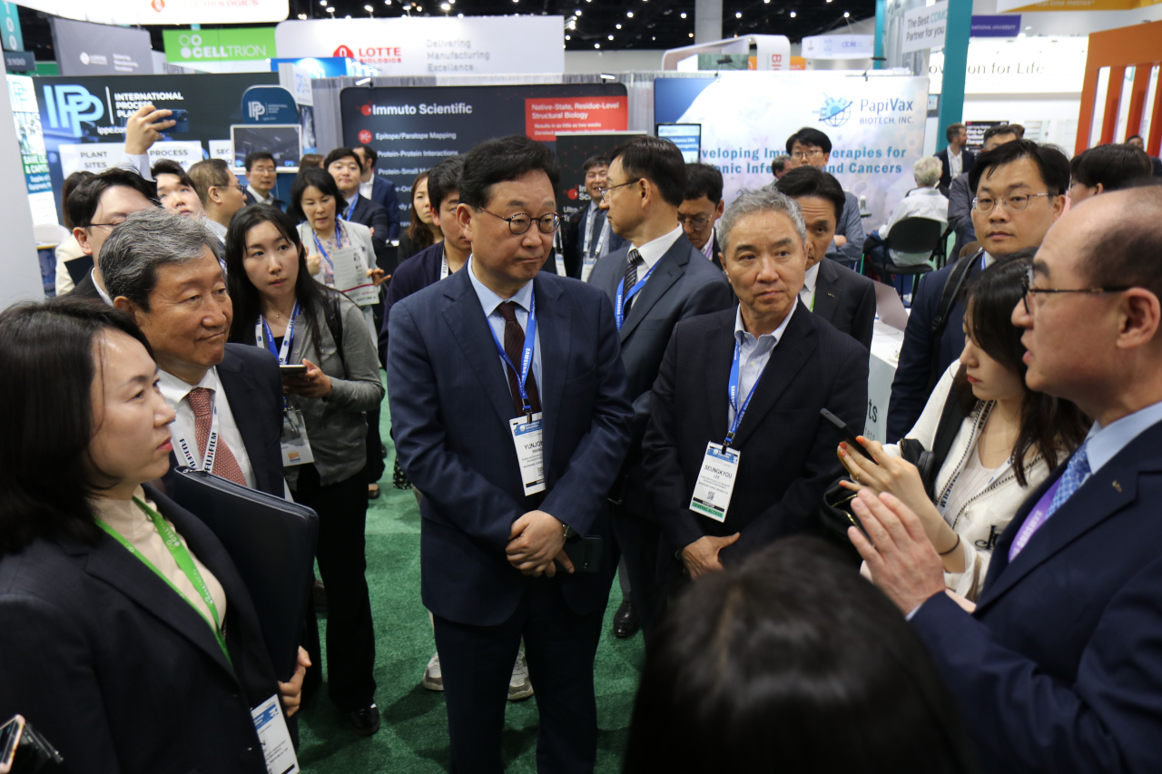 Wang Yun-jong (3rd from Left), presidential secretary for economic security, attends Bio USA 2024 held at the Bio International Convention in San Diego on Tuesday. (Yonhap)