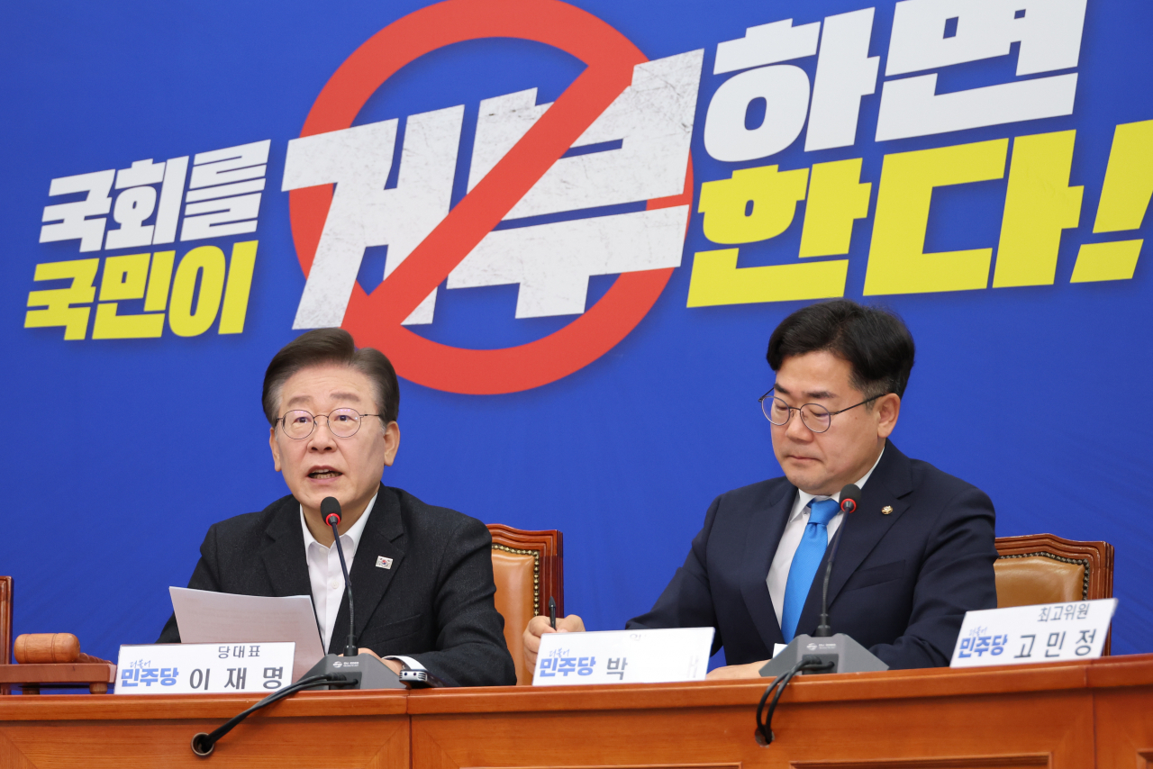 이재명 더불어민주당 대표가 6일 윤석열 대통령의포항 영일만 앞바다 석유·가스 탐사 결과 발표에 대해 부산엑스포 유치 실패가 떠오른다며 국회에서 철저히 점검하겠다고 밝혔다. 이 대표가 전날 최고위원회의에서 발언하고 있다. [연합]