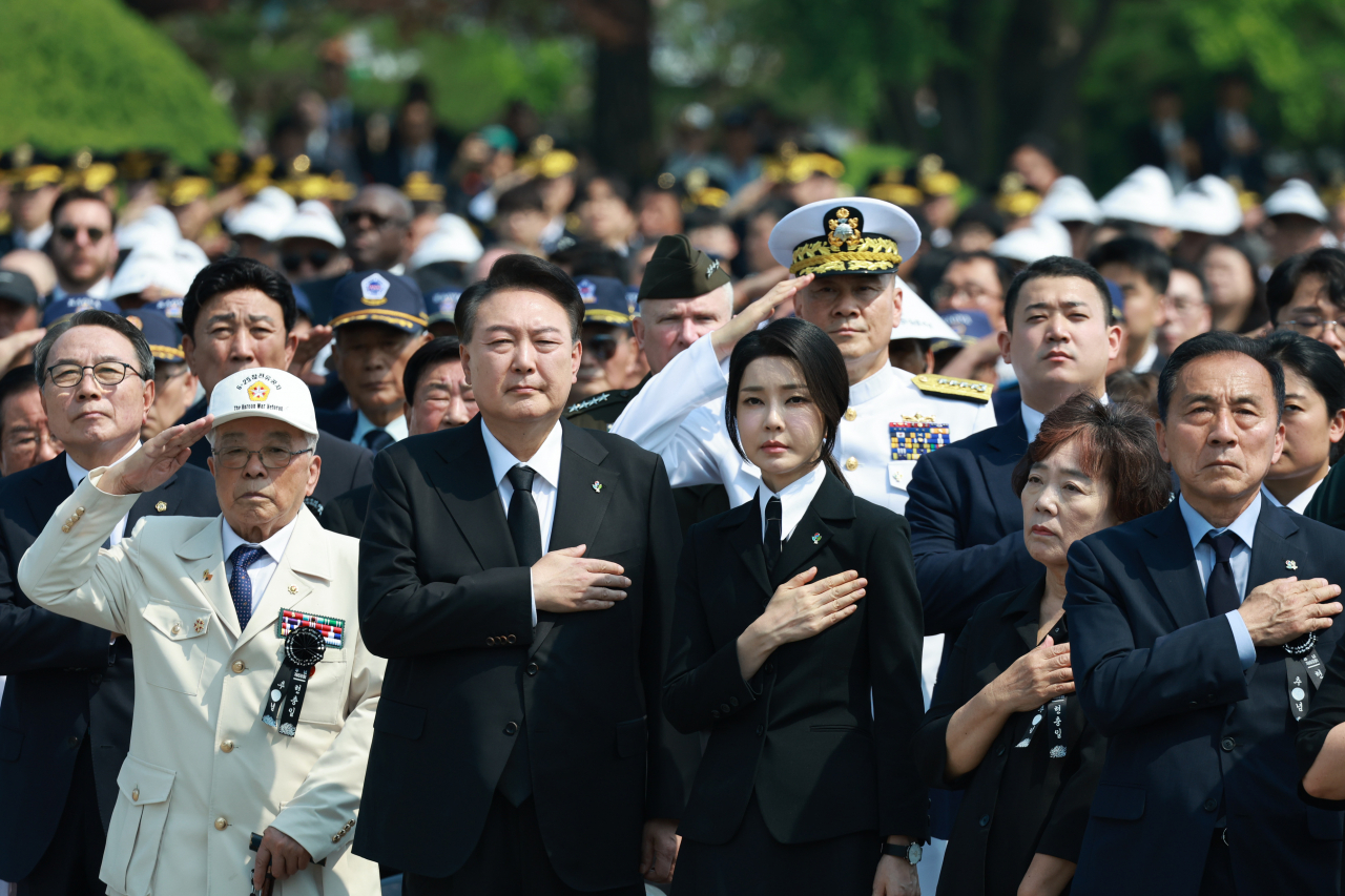 윤석열 대통령과 김건희 여사가 6일 서울 동작구 국립서울현충원에서 열린 제69회 현충일 추념식에서 국기에 경례하고 있다. [연합]
