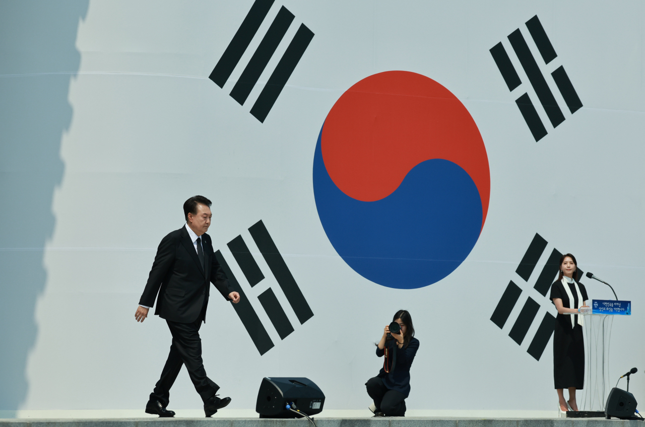 윤석열 대통령은 6일 국립서울현충원에서 열린 제69회 현충일 추념식에서 북한을 ‘세계에서 가장 어두운 암흑의 땅’이라고 규정하면서 강력한 힘을 통한 북한의 변화를 언급했다. 윤 대통령이 현충일 추념식 추념사를 마치고 자리로 돌아가고 있다. [연합]