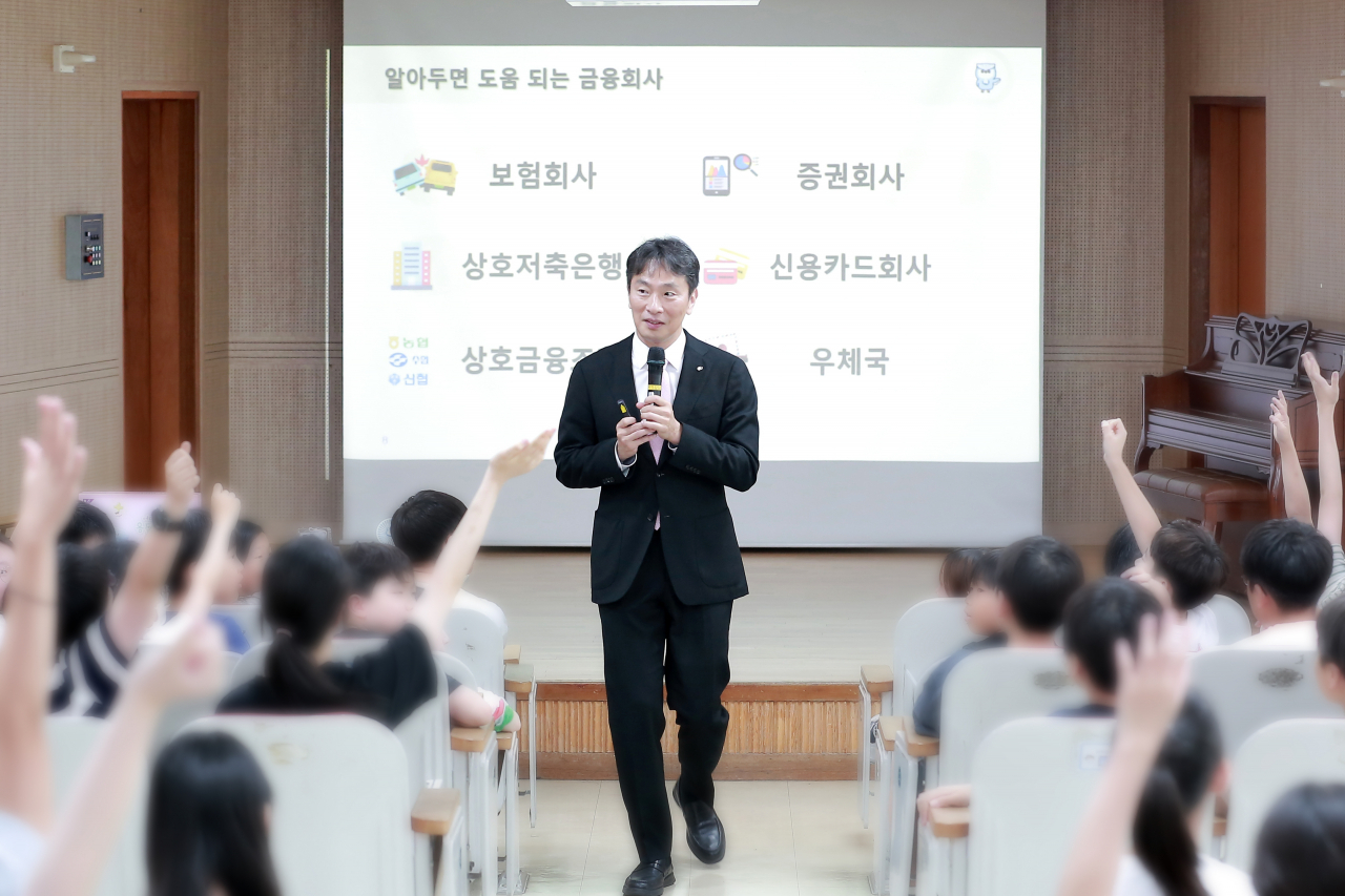 이복현 금융감독원장이 5일 자녀가 재학 중인 초등학교를 방문해 일일강사로 금융교육을 진행하고 있다. 금감원은 임직원의 금융교육 재능기부 프로그램을 지속적으로 운영해 금융교육에 대한 관심과 호응을 제고한다는 방침이다. [금융감독원 제공]