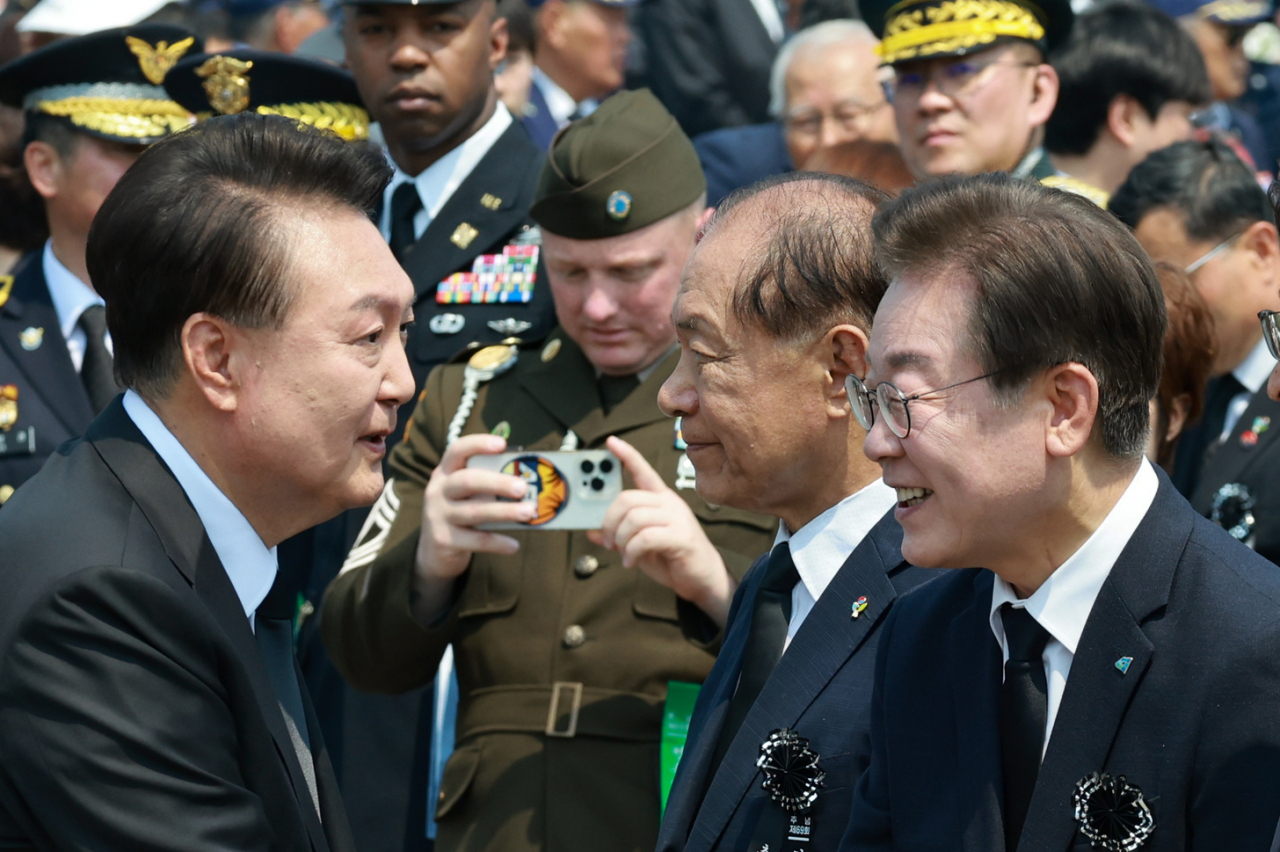 이재명 더불어민주당 대표는 6일 제69회 현충일을 맞아 자신의 페이스북을 통해 “흔들림 없는 굳건한 평화가 순국선열의 넋을 기리는 길”이라고 밝혔다. 윤석열 대통령이 6일 국립서울현충원에서 열린 현충일 추념식이 끝난 뒤 퇴장하며 이 대표와 인사를 나누고 있다. [연합]