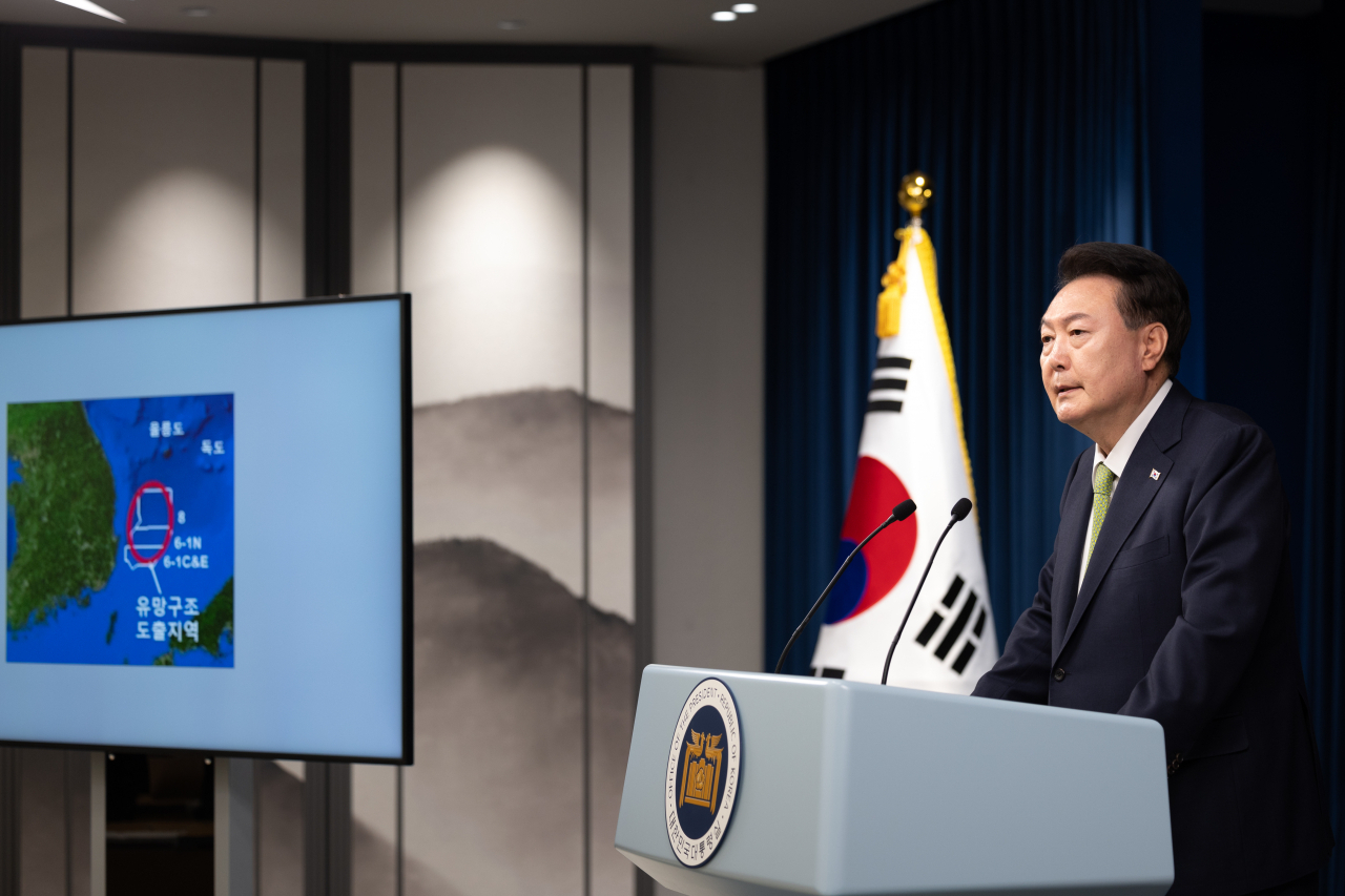 윤석열 대통령이 지난 3일 용산 대통령실 브리핑실에서 국정브리핑을 갖고 동해 영일만 석유·가스 매장과 관련 설명을 하고 있다. [연합]