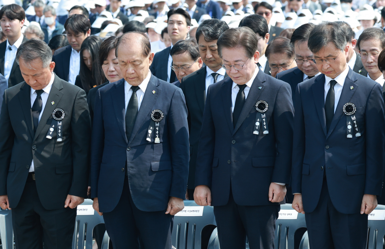 6일 서울 동작구 국립서울현충원에서 열린 제69회 현충일 추념식에서 여야 정치인 등 참석자들이 사이렌이 울린 뒤 묵념을 하고 있다. 앞줄 오른쪽부터 최재해 감사원장, 이재명 더불어민주당 대표, 황우여 국민의힘 비상대책위원장, 권대일 국립서울현충원장. [연합]