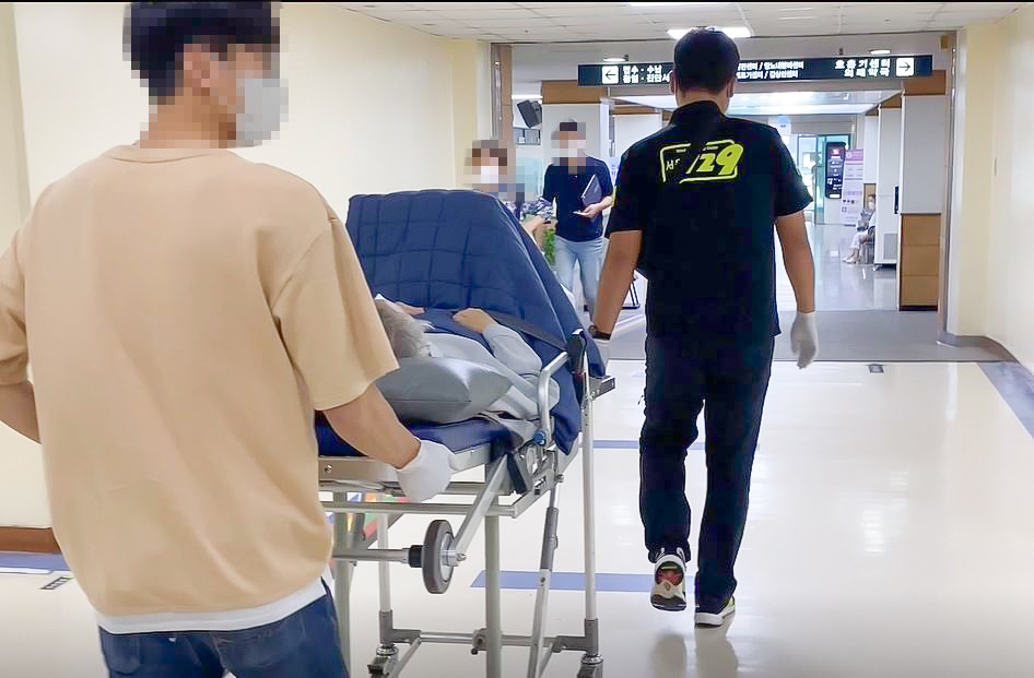 서초구 직원이 1인가구 독거 어르신을 의료시설로 이송하는 모습 [서초구 제공]