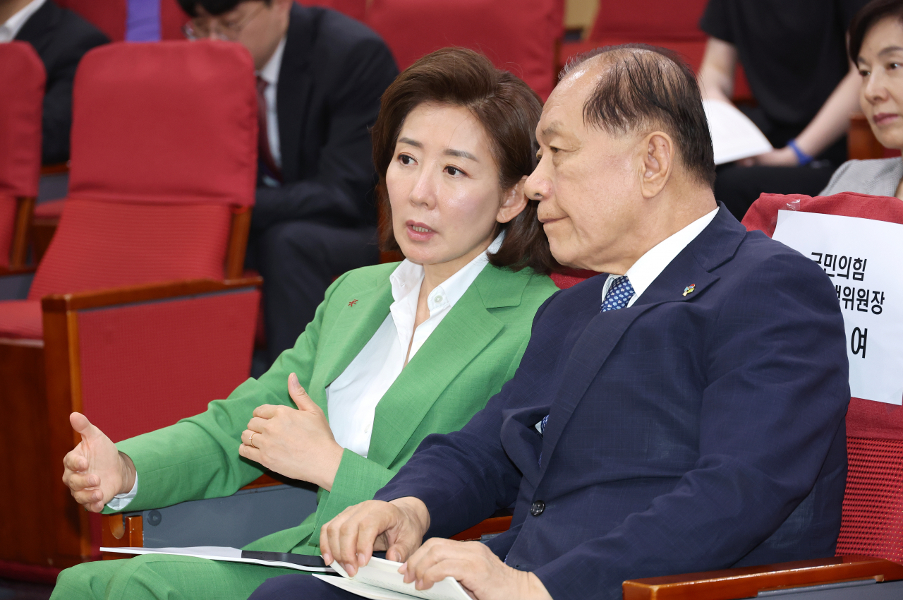 황우여 국민의힘 비상대책위원장과 나경원 의원 (왼쪽)이 4일 오후 국회 의원회관에서 열린 국회의 입법권 남용 방지를 위한 정책 토론회 '처분적 법률, 무엇이 문제인가?'에 참석해 대화하고 있다. [연합]