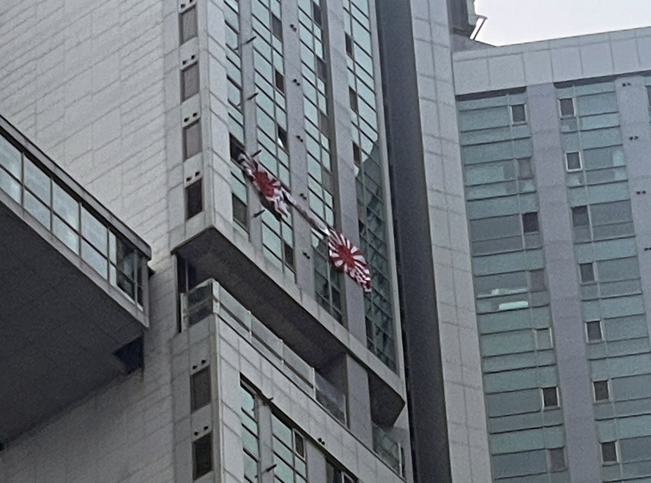 현충일인 6월 6일 부산 수영구의 한 주상복합건물 고층 창문에 일본 군국주의 상징인 욱일기가 내걸려 있다. [연합]
