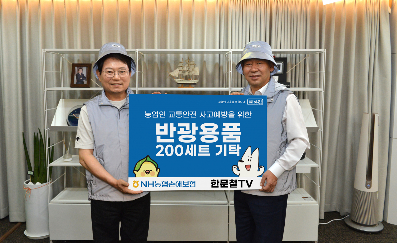 농협손해보험 남궁관철 부사장(사진 오른쪽)과 한문철 변호사(사진 왼쪽)가 기념촬영을 하고 있다.