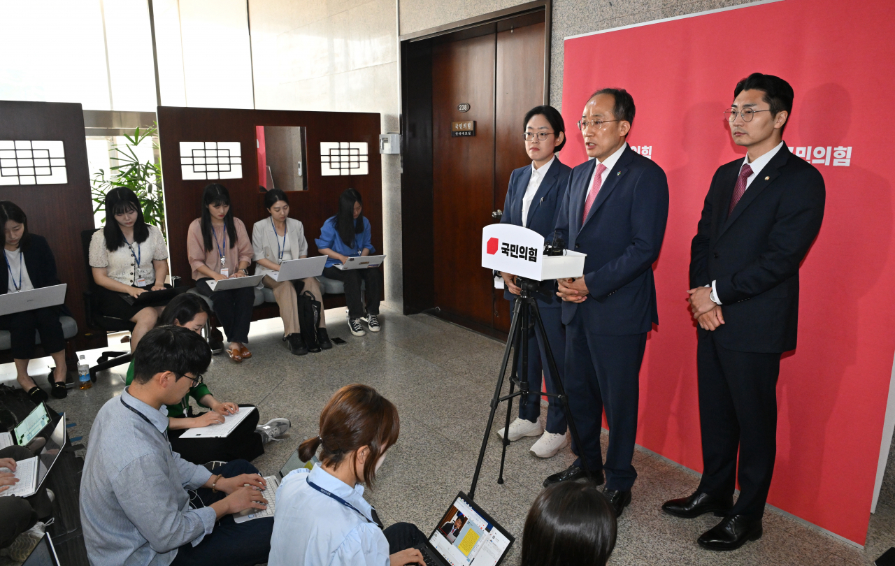 추경호 국민의힘 원내대표가 7일 오전 서울 여의도 국회에서 원내대책회의를 마친 뒤 원 구성 여야 협상과 관련한 취재진의 질문에 답하고 있다. 임세준 기자