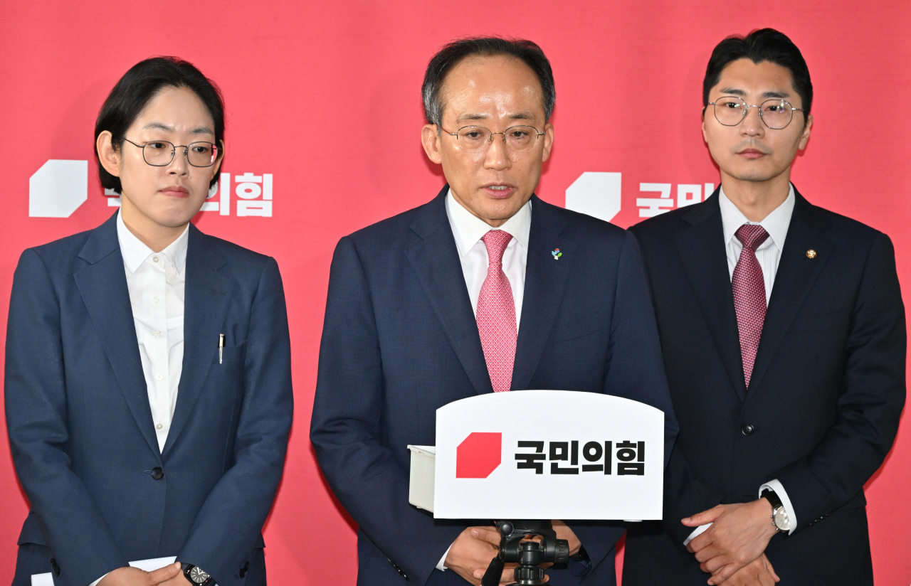 추경호(가운데) 국민의힘 원내대표가 7일 오전 서울 여의도 국회에서 원내대책회의를 마친 뒤 원 구성 여야 협상과 관련한 취재진의 질문에 답하고 있다. 임세준 기자