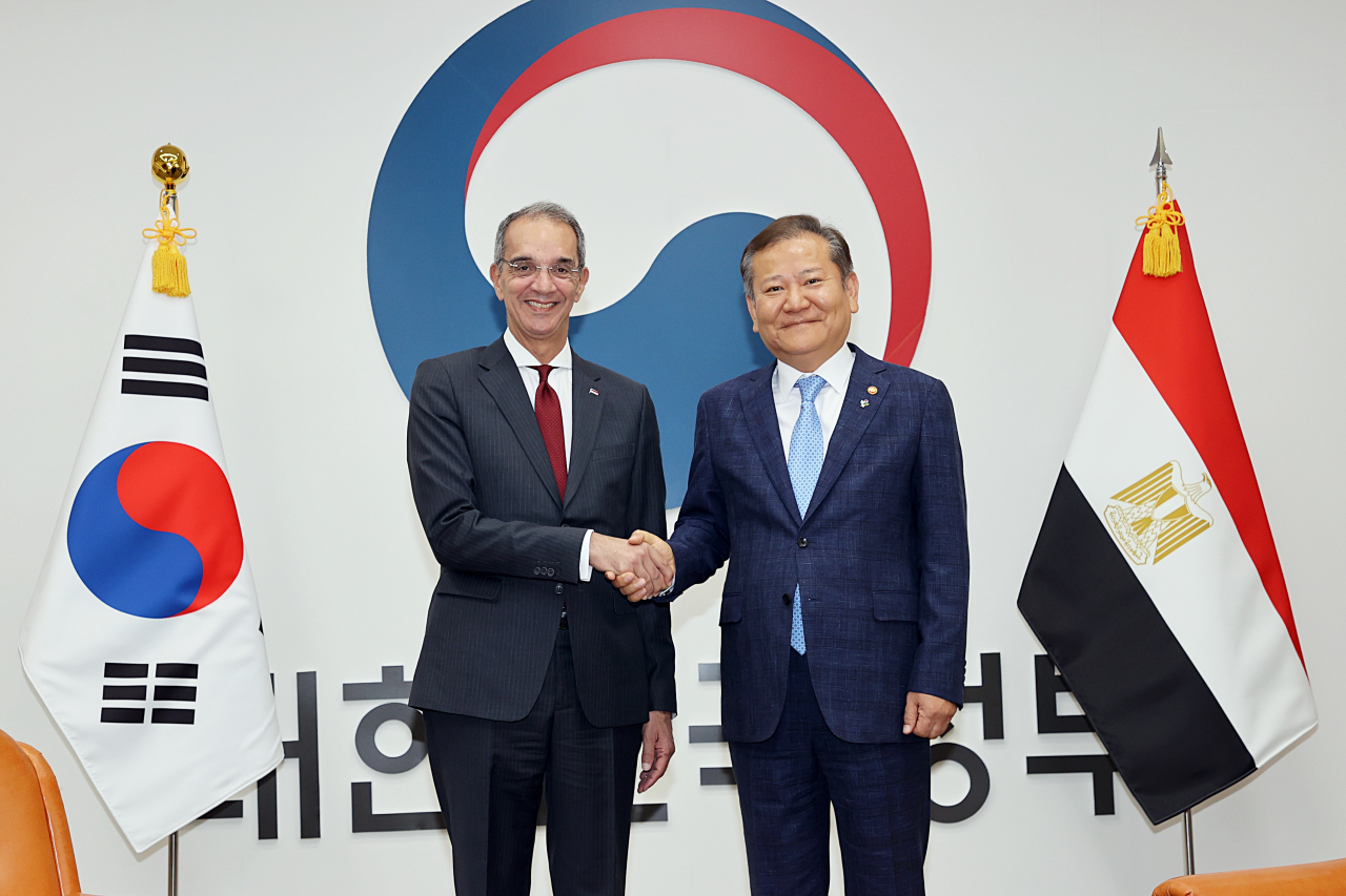 이상민 행정안전부 장관이 7일 오전 서울시 종로구 정부서울청사에서 암르 탈랏(Amr Talaat) 이집트 통신정보기술부 장관을 접견, 한-이집트 디지털정부 시스템 구축 협력 등에 대해 논의했다.[행정안전부 제공]