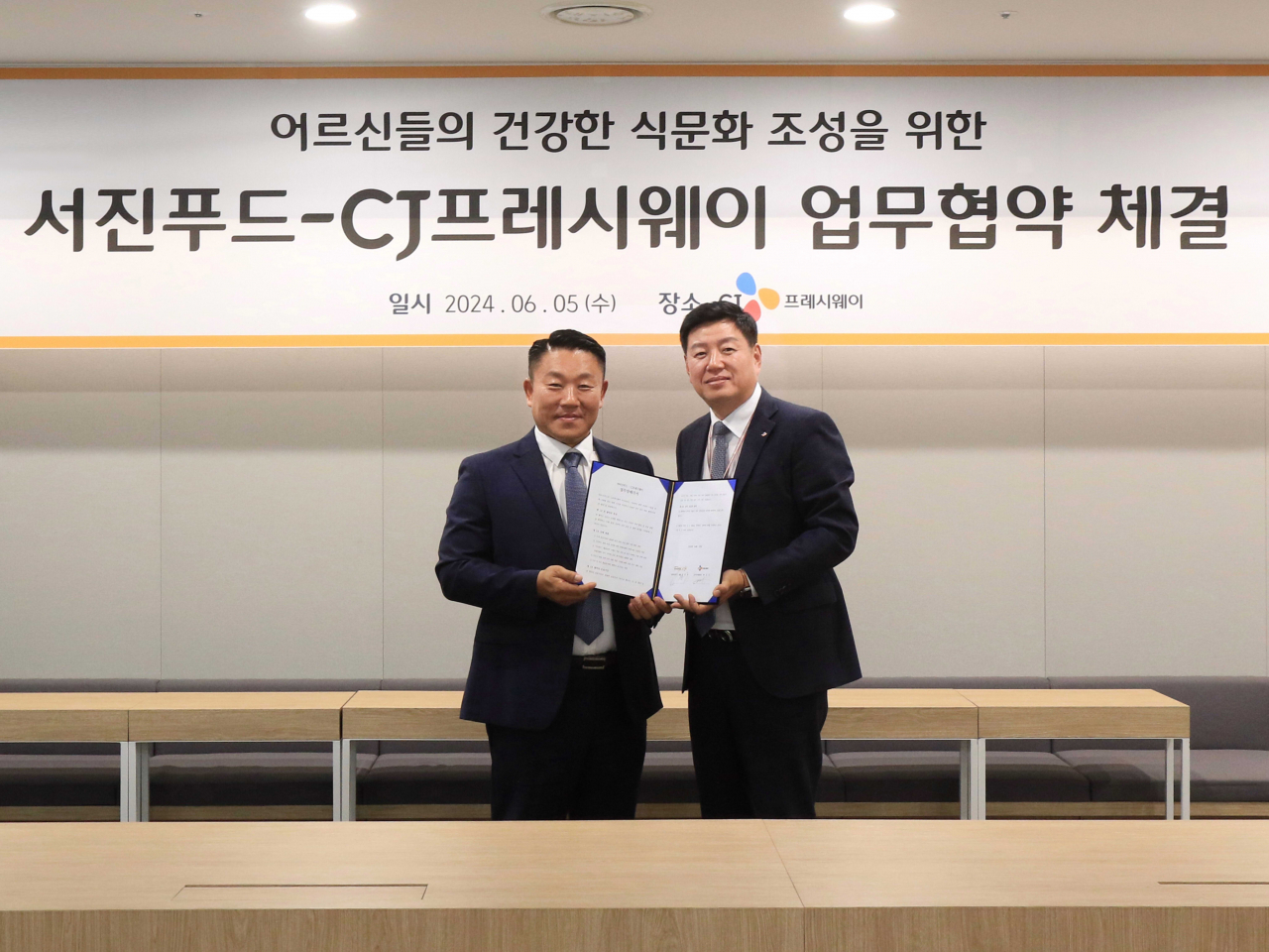 지난 5일 서울시 마포구 CJ프레시웨이 본사에서 최성규 서진푸드 대표(왼쪽부터)와 배도수 CJ프레시웨이 급식사업담당이 업무협약을 기념하고 있다. [CJ프레시웨이 제공]