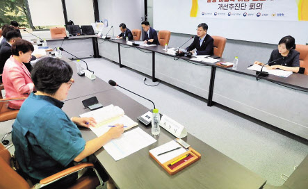 지난해 8월 보건복지부가 법무부 등 관계부처와 함께 ‘출생 미등록 아동 보호체계 개선 추진단’ 4차 회의를 열고 임시신생아번호 외국인 아동 등에 대한 추진 결과를 발표하고 있다. [보건복지부 홈페이지 캡처]