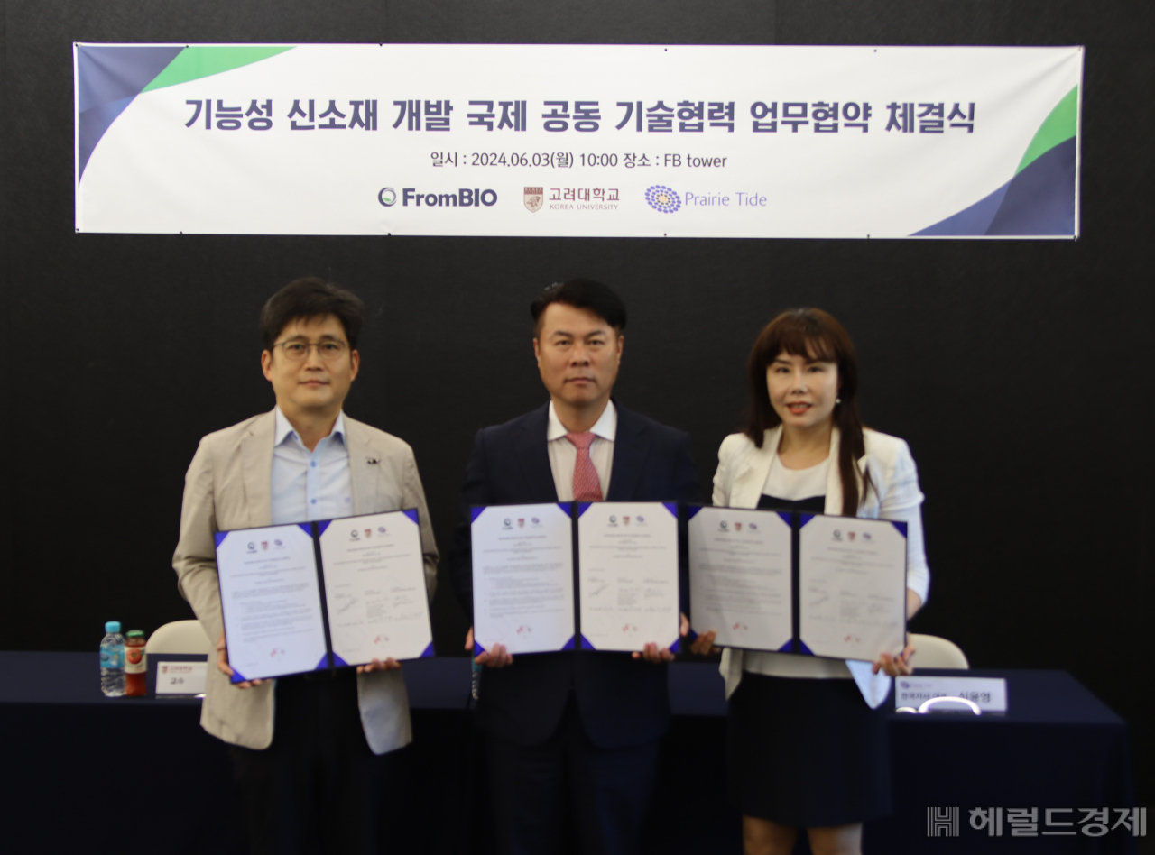 프롬바이오가 PTD, 고려대학교와 함께 기능성 신소재 개발을 위한 업무협약을 체결했다고 7일 밝혔다. (왼쪽부터) 김영준 고려대학교 교수, 심태진 프롬바이오 대표이사, 심윤영 PTD 한국지사 대표. [사진=프롬바이오]