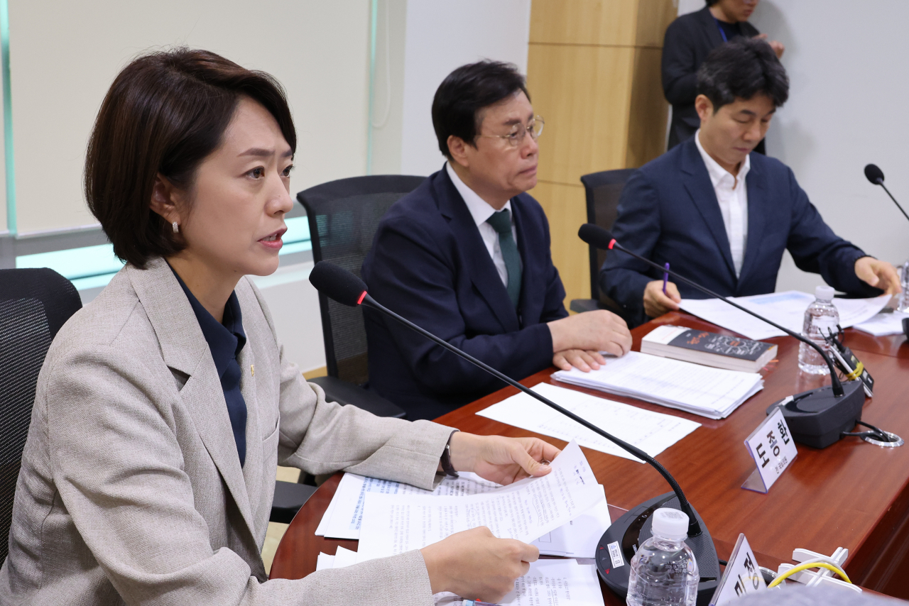 더불어민주당 고민정 의원이 7일 오전 서울 여의도 국회 의원회관에서 열린 김정숙 여사의 인도 방문 관련 기자간담회에서 여당의 공세에 대해 반박하고 있다. 왼쪽부터 당시 청와대 부대변인으로 김 여사를 수행했던 더불어민주당 고민정 의원, 도종환 전 문화체육관광부 장관, 청와대 정책상황실장이었던 더불어민주당 윤건영 의원. [연합]