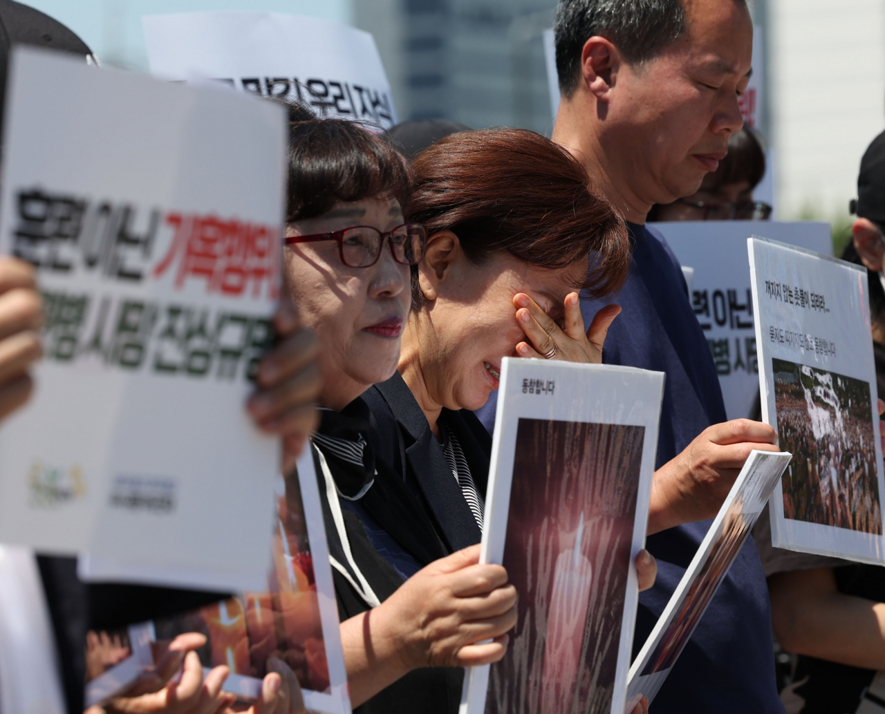4일 서울 용산구 국방부 앞에서 현·전역 병사 부모들과 군인권센터 관계자들이 참석한 가운데 열린 육군 12사단 훈련병 가혹행위 사망사건 규탄 및 진상규명 촉구 기자회견에서 고 홍정기 일병의 어머니 박미숙 씨가 눈물을 흘리고 있다. 연합뉴스