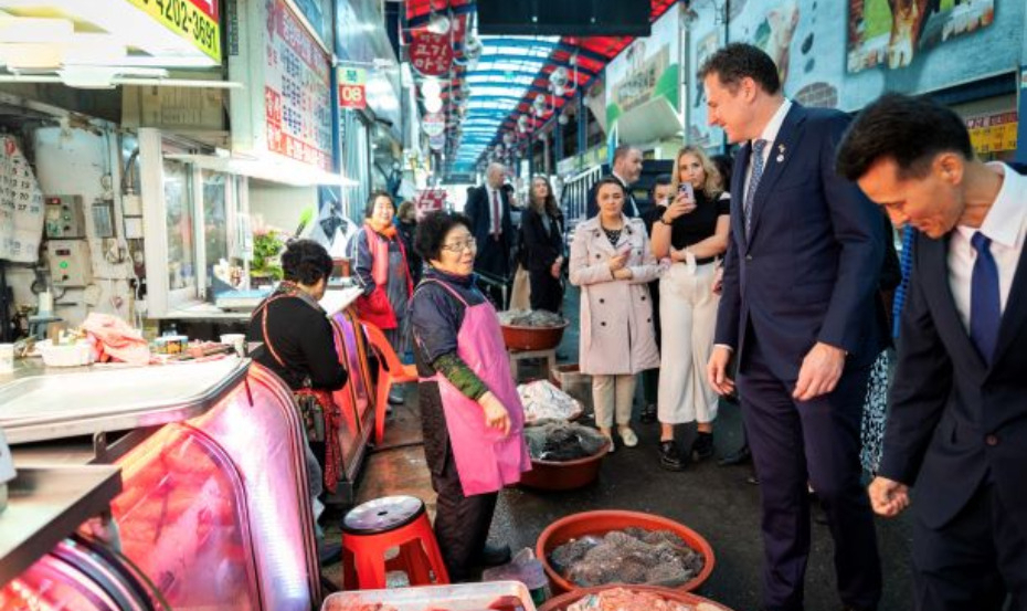 2023년 10월, 정부 무역사절단으로 축산시장에 방문한 맥코날로그 장관의 모습 [아일랜드 식품청 제공]
