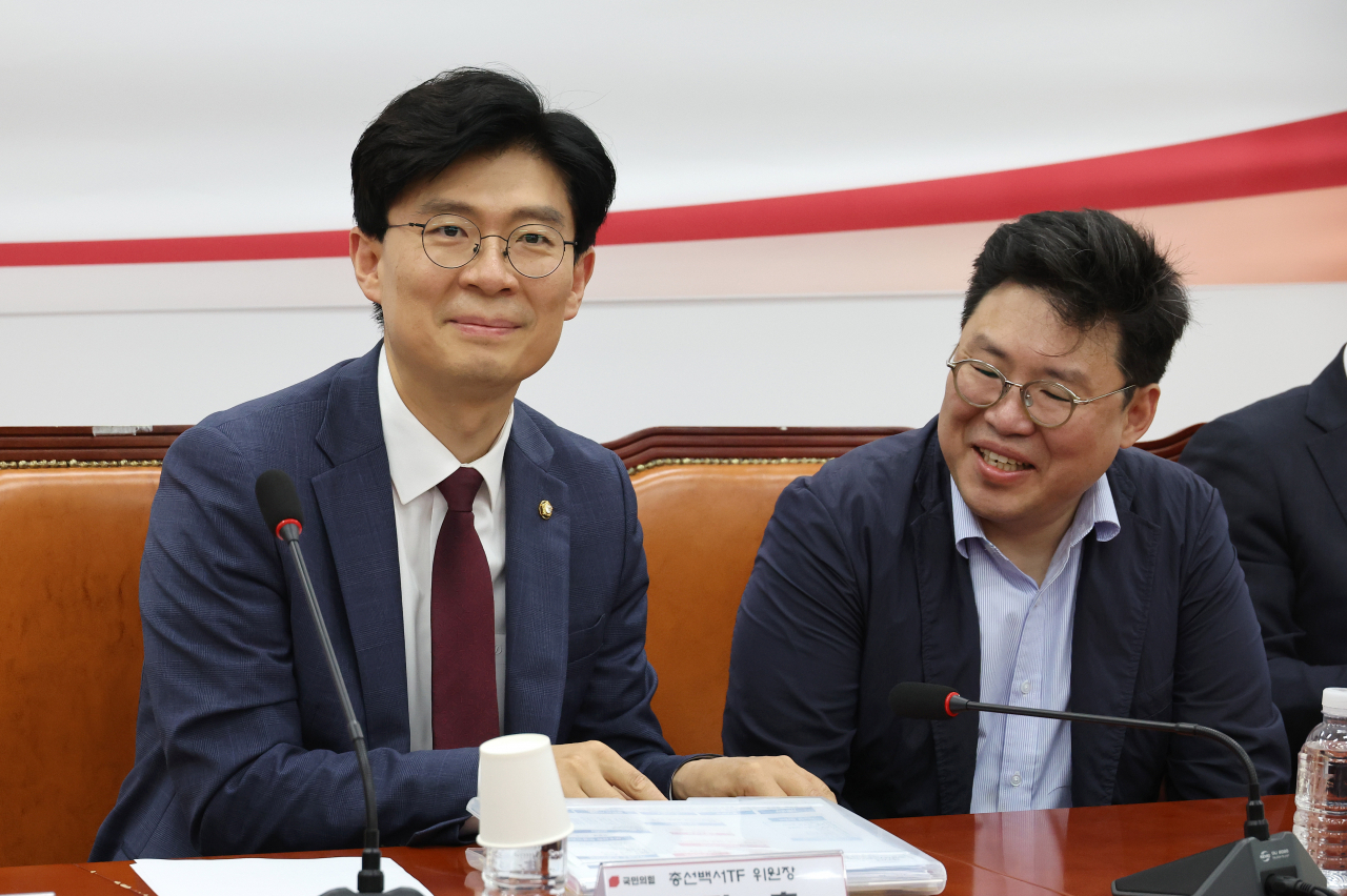 조정훈 국민의힘 총선백서TF 위원장(왼쪽)이 지난달 29일 오후 국회에서 열린 제22대 총선백서 특별위원회 전체회의에 참석해 자리하고 있다. [연합]