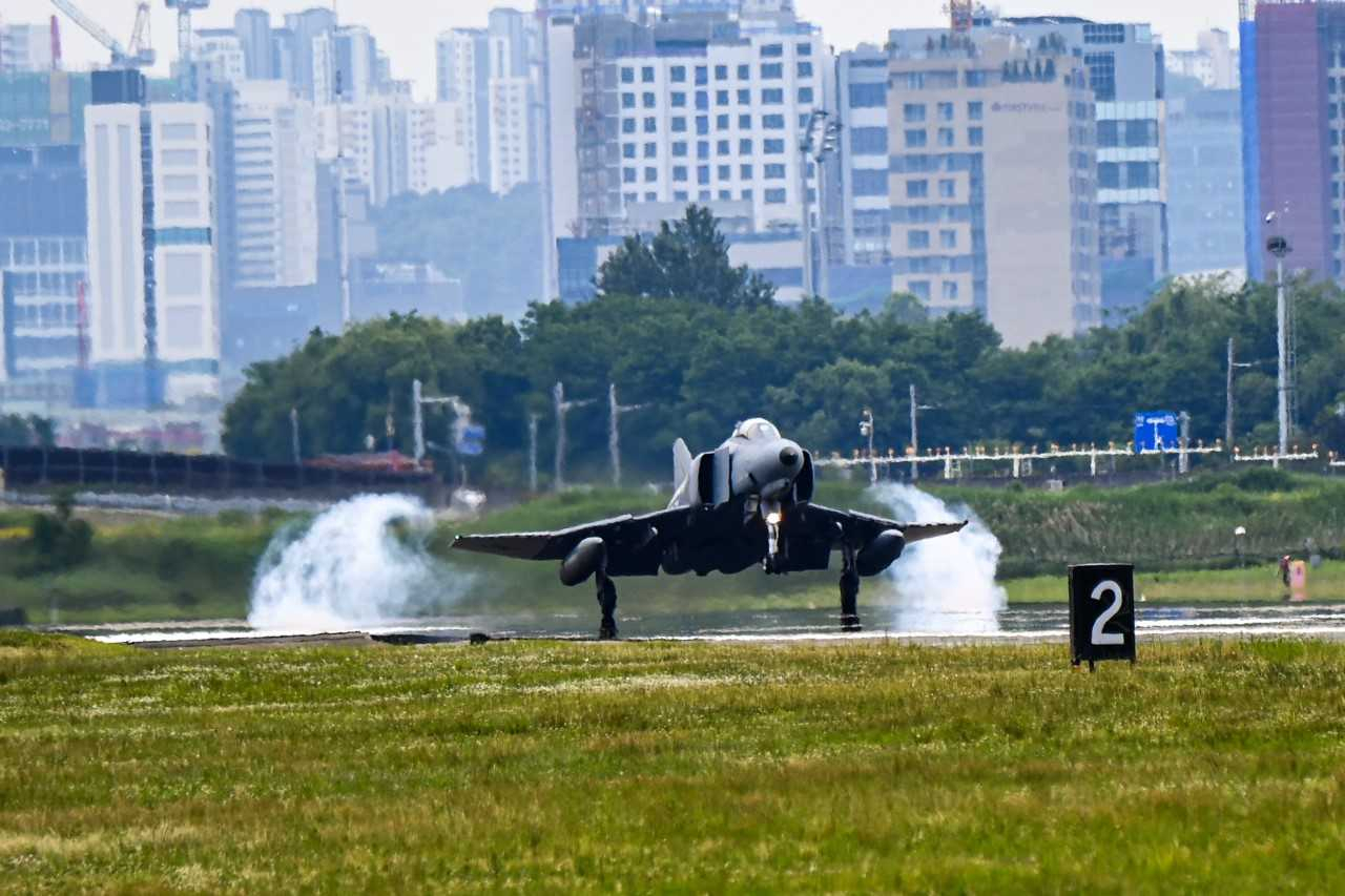 공군 F-4E 팬텀 전투기가 7일 수원기지에서 거행된 퇴역식에서 마지막 비행을 마치고 활주로에 착륙하고 있다. [공군 제공]