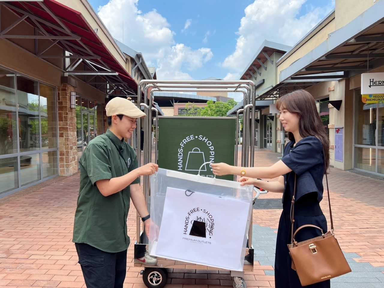 신세계사이먼이 운영하는 여주 프리미엄 아울렛이 VIP 고객 대상으로 ‘핸즈프리 쇼핑’ 서비스를 도입한다. [신세계사이먼 제공]