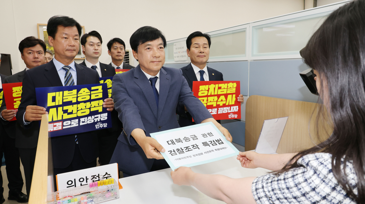 이성윤 더불어민주당 정치검찰 사건 조작 특별대책단 위원이 3일 오전 서울 여의도 국회 의안과에서 대북송금 검찰조작 특검법을 제출하고 있다. [연합]