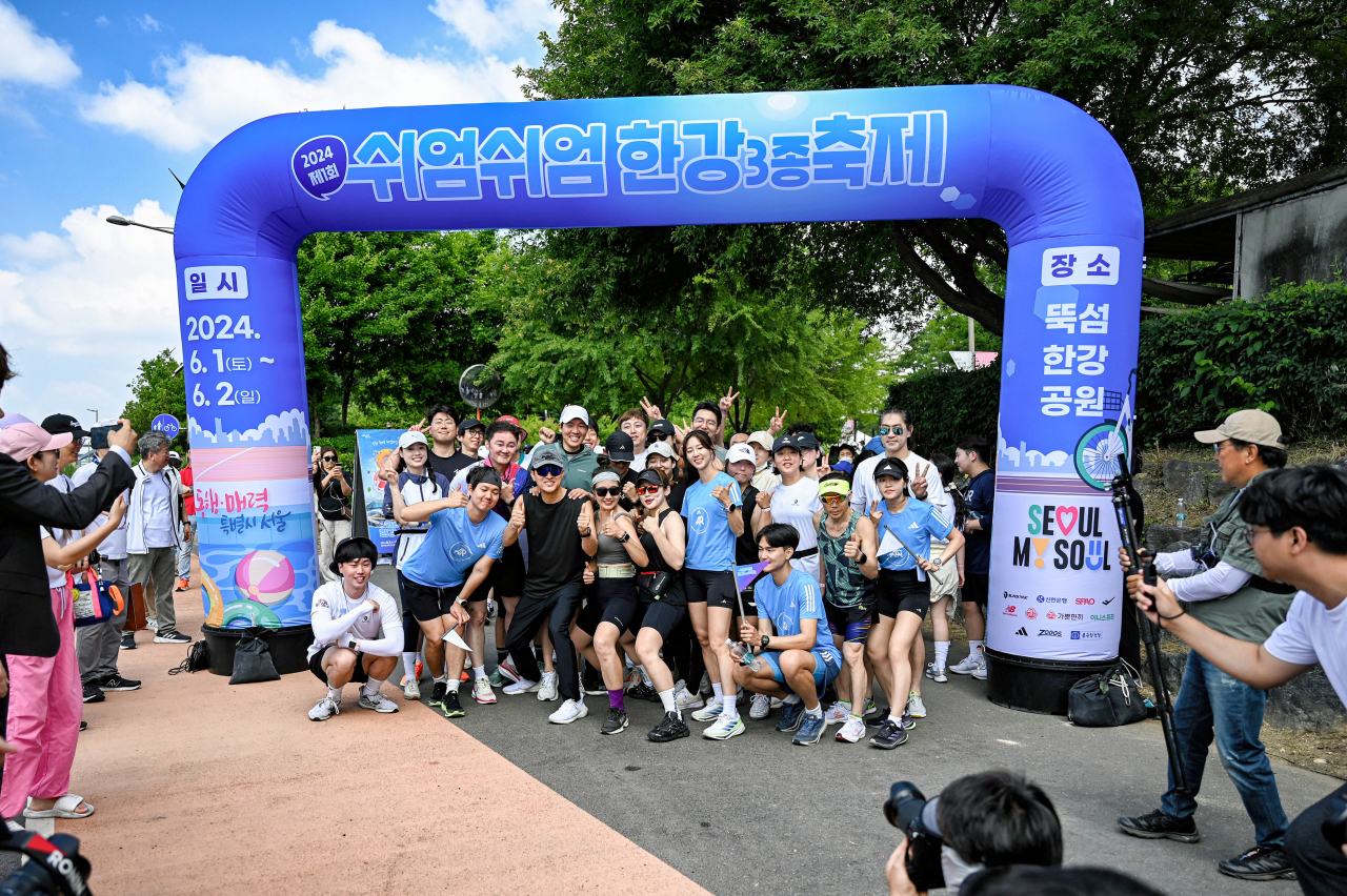 제1회 쉬엄쉬엄 한강 3종 축제 중 달리기를 앞두고 참가자들이 포즈를 취하고 있다.[서울시 제공]
