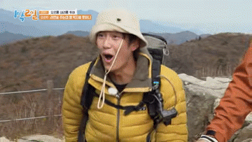 가수 김종민이 ‘1박2일’에서 보상으로 라면을 받자 본인이 모델로 활동하는 브랜드인지 확인하고 있다. [유튜브 캡쳐]