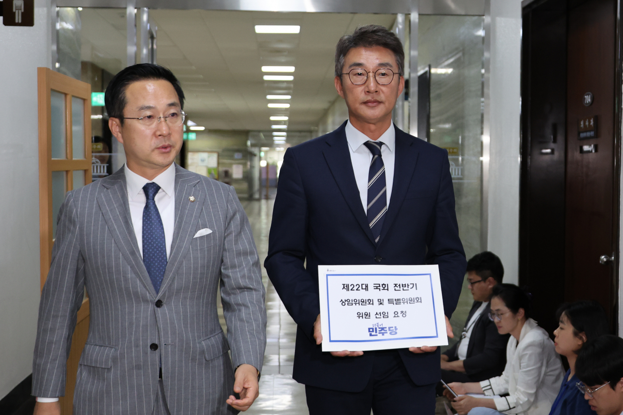 박성준(왼쪽) 더불어민주당 원내수석부대표와 노종면 원내대변인이 7일 오후 국회 의사과에 제22대 국회 상임위원회 및 특별위원회 위원 명단을 제출하고 있다. [연합]