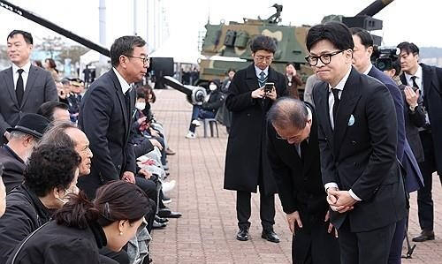 지난 3월 경기 평택의 해군 제2함대사령부에서 열린 제9회 서해수호의날 기념식에서 국민의힘 한동훈 당시 비상대책위원장이 행사 시작에 앞서 참석자와 인사하고 있다. [연합]