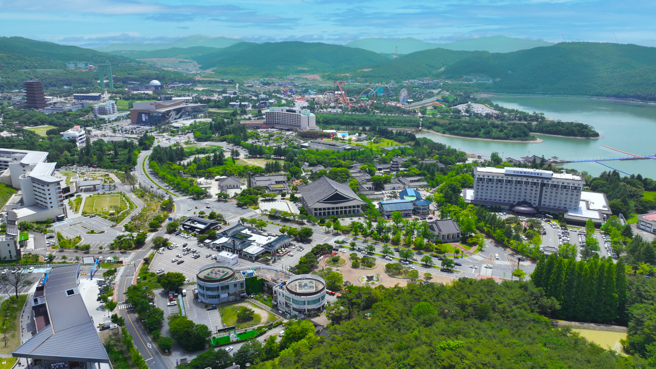 호텔 등 숙박시설로 즐비한 경주 보문관광단지 전경.[경주시 제공]
