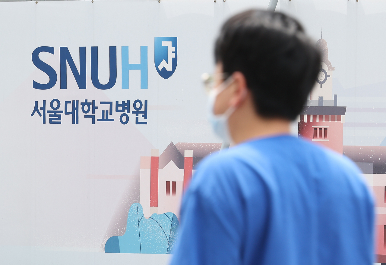 지난 7일 오전 서울 종로구 서울대학교병원에서 한 의료 관계자가 이동하고 있다. [연합]