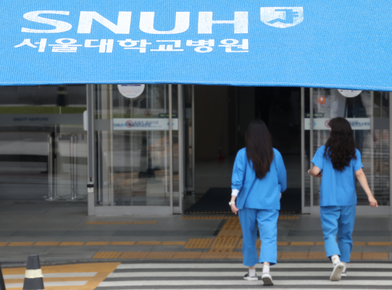 지난 7일 오전 서울 종로구 서울대학교병원에서 의료진이 이동하고 있다. [연합]