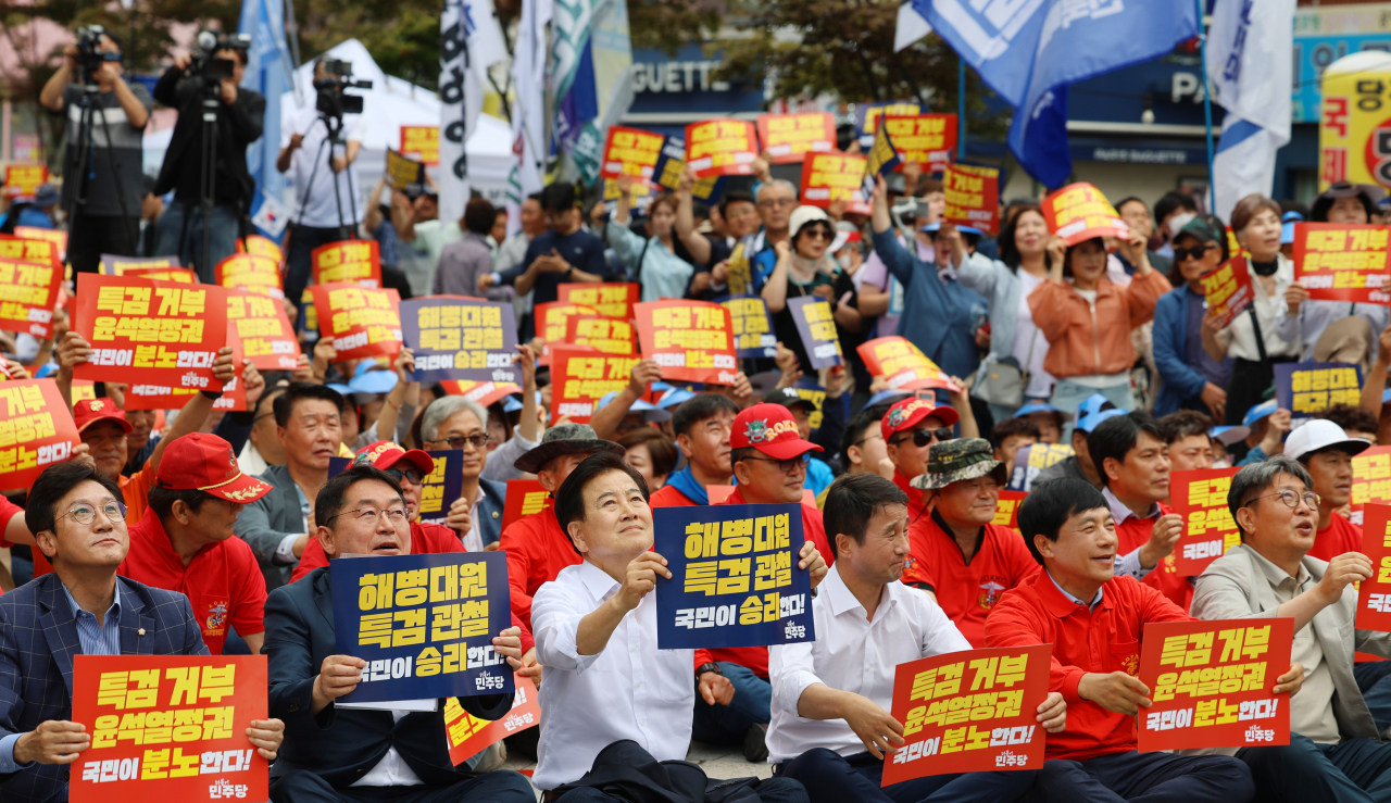8일 전북대학교 앞 대학로에서 열린 '해병대원 특검법 관철을 위한 도민대회'에서 전북지역 더불어민주당 국회의원과 당원, 시민들이 구호를 외치고 있다. 연합뉴스