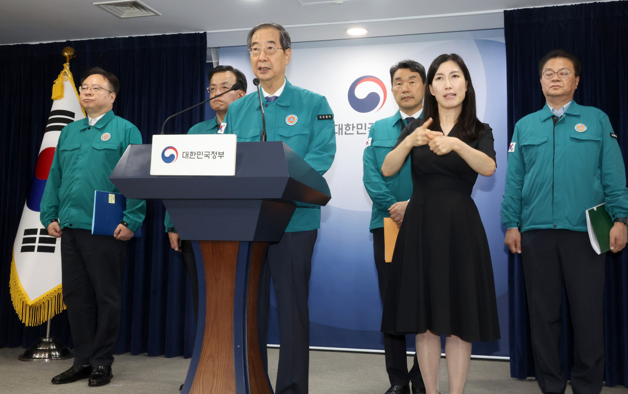 한덕수 국무총리가 9일 서울 종로구 정부서울청사에서 최상목 경제부총리 겸 기획재정부 장관, 이주호 사회부총리 겸 교육부 장관, 조규홍 보건복지부 장관, 방기선 국무조정실장과 의료개혁 대국민 기자회견을 하고 있다. [연합]