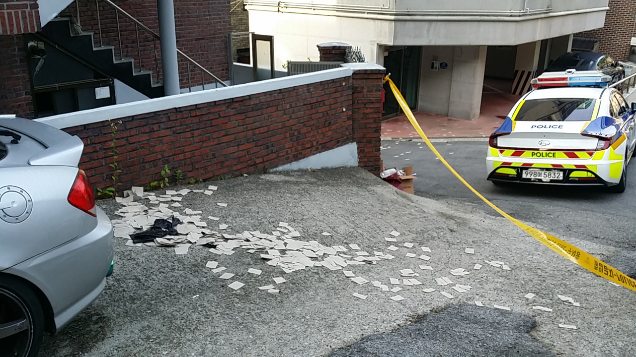 9일 합동참모본부에 따르면 북한이 전날부터 대남 오물풍선 330여 개를 살포했고 우리 지역에 80여 개가 낙하했다. 이날 오전 서울 각지에서 관련 신고가 이어졌다. 사진은 은평구 갈현동 주택가에서 발견된 대남 오물풍선 잔해. [연합]