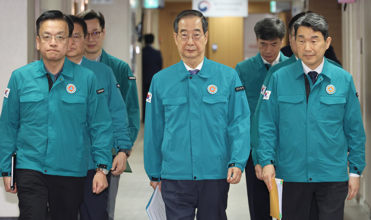 한덕수 국무총리가 9일 종로구 정부서울청사에서 최상목 부총리 겸 기획재정부 장관, 이주호 부총리 겸 교육부 장관, 조규홍 보건복지부 장관, 방기선 국무조정실장과 함께 의료개혁 관련 브리핑을 위해 이동하고 있다. [연합]