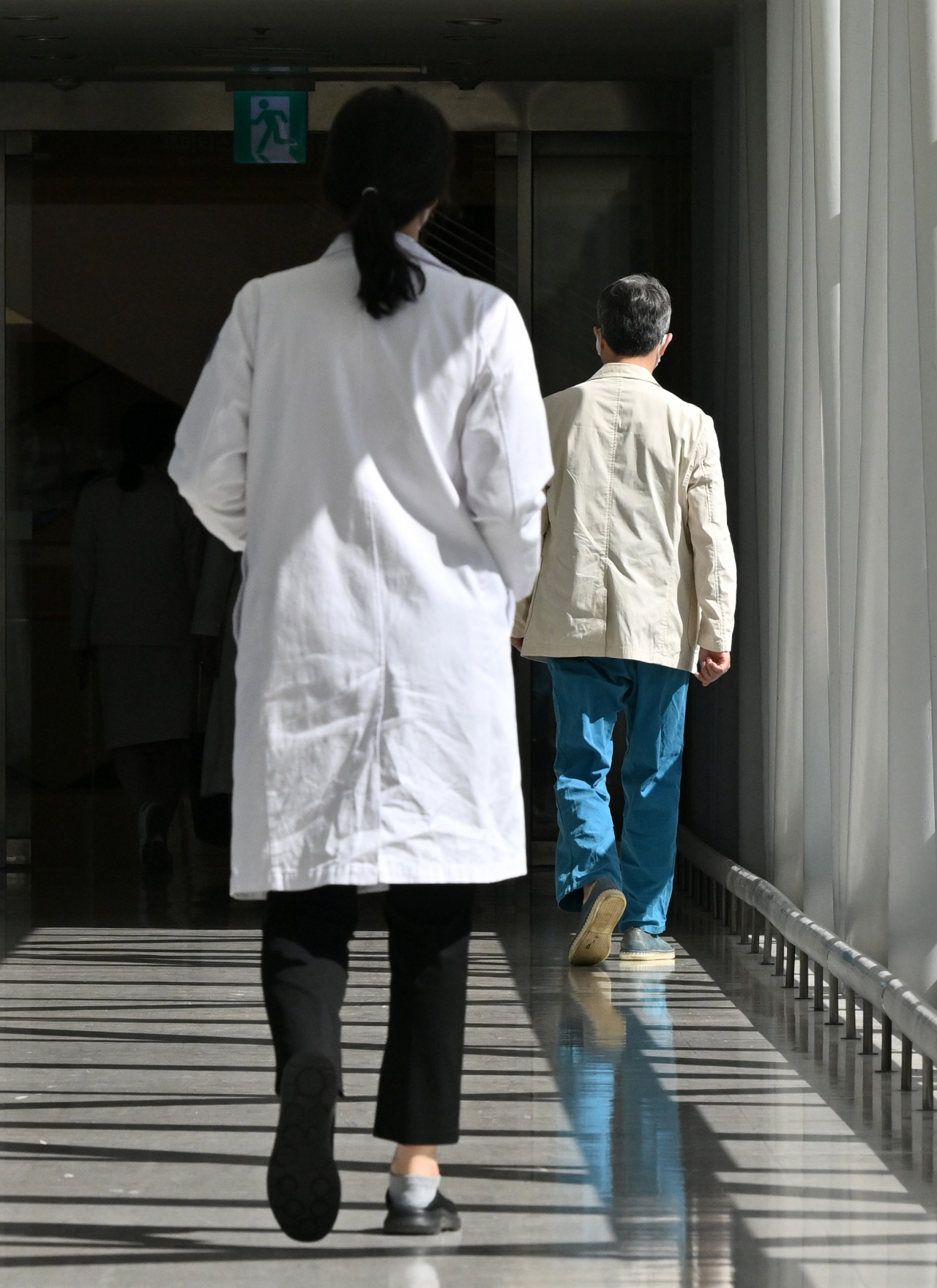서울 서초구 가톨릭대학교 서울성모병원에서 의사들이 복도를 지나고 있다. 임세준 기자
