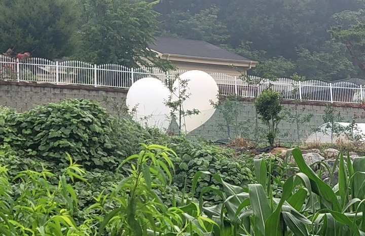 북한이 부양한 대남 오물풍선이 떨어져 있다. [연합]