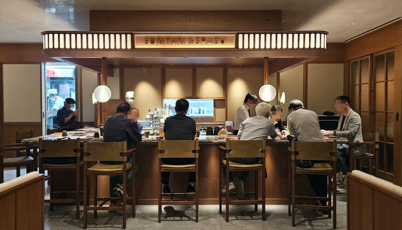 카운터테이블에서 일식을 경험할 수 있는 하우스오브신세계 푸드홀의 '혼 스키야키'. [신세계백화점 제공]