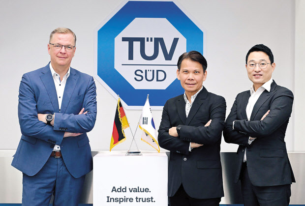 티유브이슈드(T&Uuml;V S&Uuml;D)가 지난해 매출 4조 6224억 원(31억 유로)을 기록했다. 왼쪽부터 요하네스 부스만 티유브이슈드 회장, 앤드류 리 티유브이슈드 북아시아 최고재무책임자(CFO), 서정욱 티유브이슈드코리아 대표. [헤럴드]