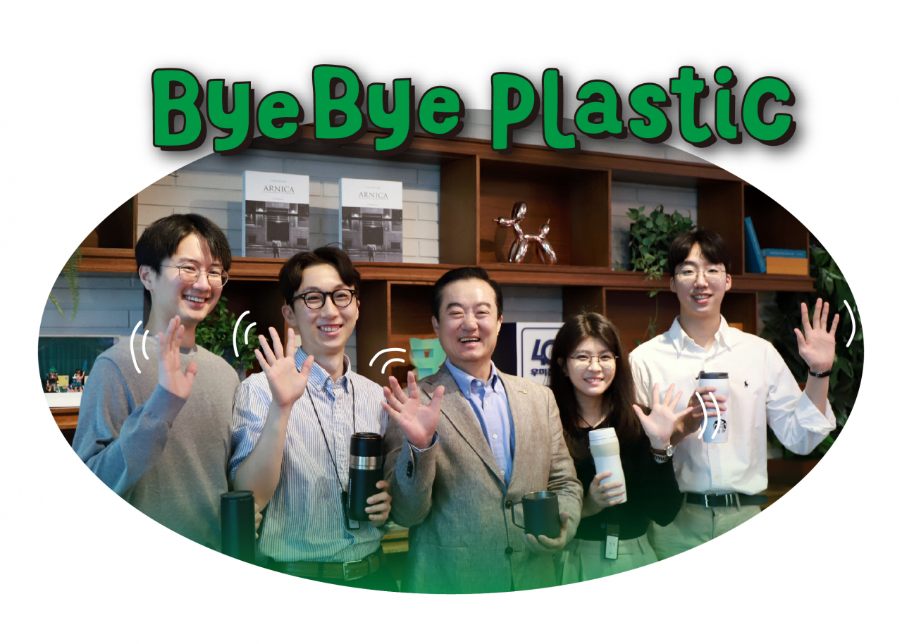 배영한(사진 중앙) 우미건설 총괄사장이 플라스틱 사용 저감 캠페인인 ‘바이바이 플라스틱 챌린지’에 동참한 모습. [우미건설 제공]