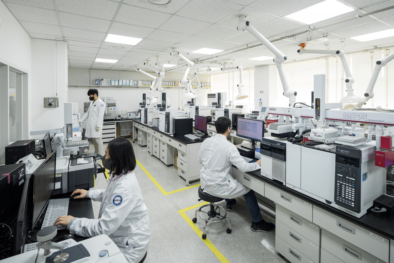 세계김치연구소 연구진의 R&D 모습.[세계김치연구소 제공]